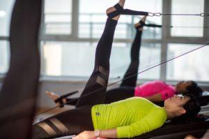 Pilates in einem gepflegten Fitnessstudio