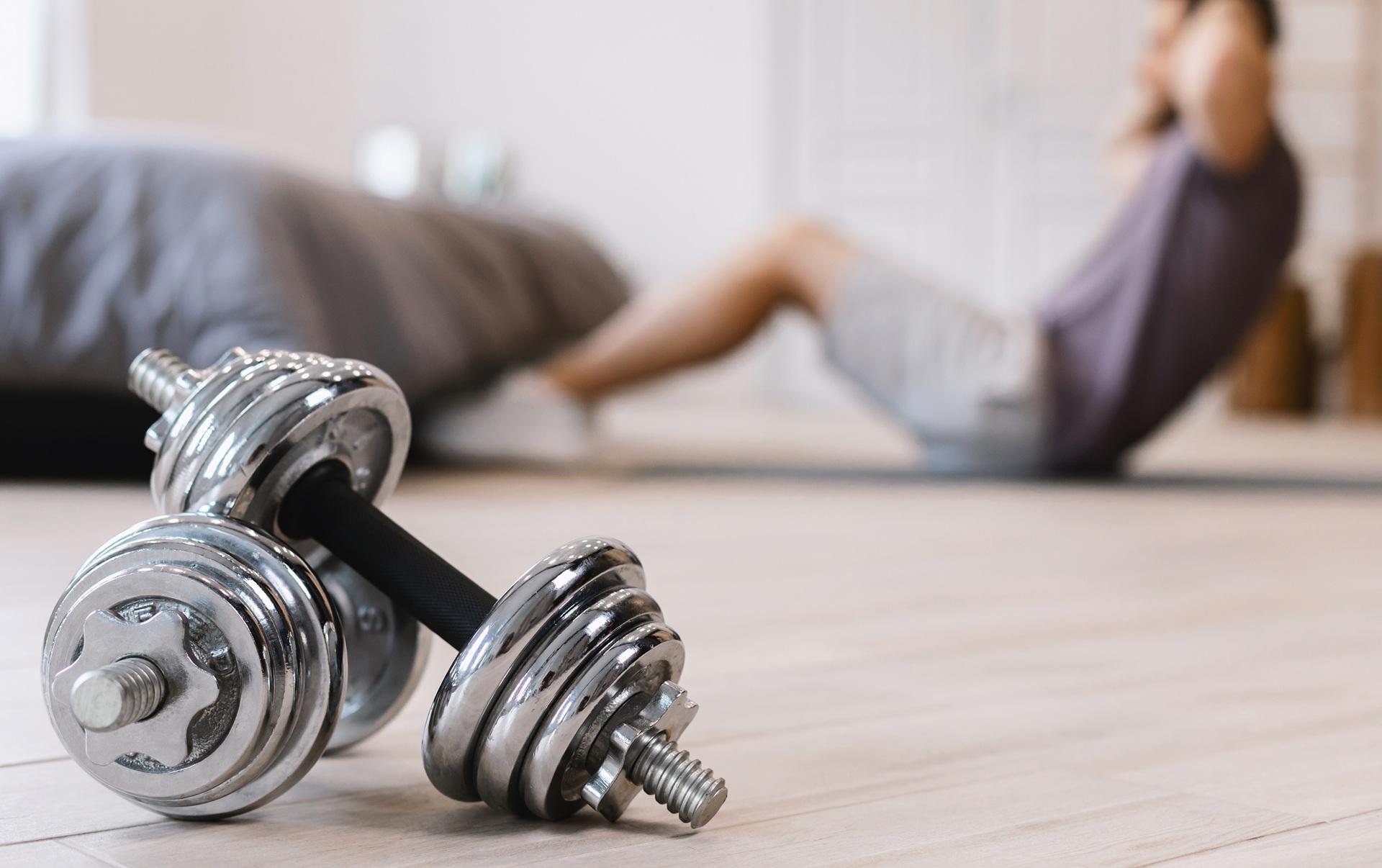 Stellwand - Fitnessbereich und Hanteln im Vordergrund